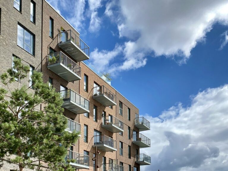 Moderne Wohnanlage als Symbolbild für Betreiber- und Standortprüfung bei Pflegeimmobilien